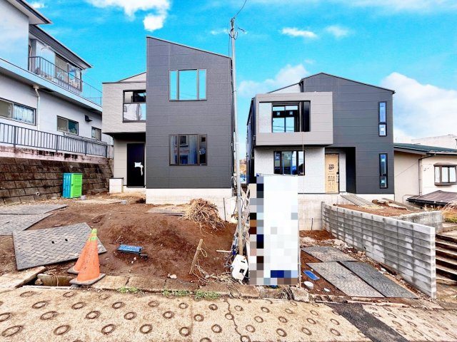 戸塚区平戸町　新築戸建ての外観|◆一戸建てを中心とした街並みが整然と続き、周辺は高い建物が建っていないので、緑の多い閑静な趣を感じる環境です。街並みや周辺環境も重要なポイントです！！
