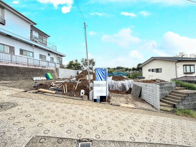 戸塚区平戸町　新築戸建ての外観|◆堂々たる趣ながら、主張し過ぎずどこか余裕を感じさせるシャープなフォルムで佇む邸宅は、晴天の空と照らし合わせる事で、本来あるべき完成形の姿を見せてくれます。
