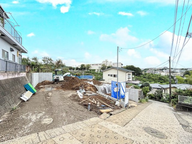 戸塚区平戸町　新築戸建ての前面道路含む現地写真|◆前面道路も幅員があり車の運転も安心！前面道路は閑静な住宅地。車通りの少ない道路です。お子様にも安心です。
