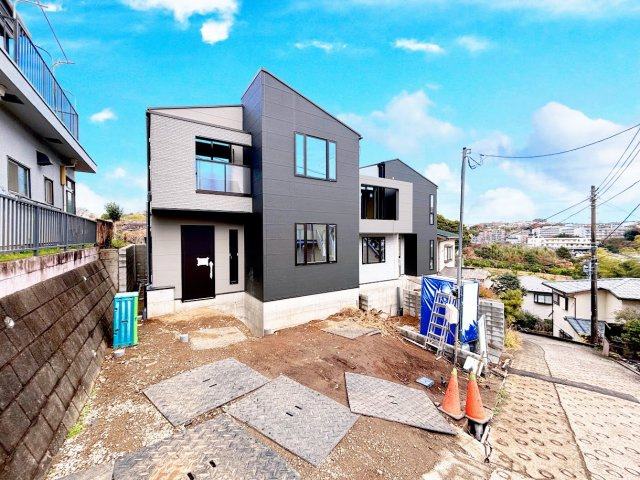 戸塚区平戸町　新築戸建ての前面道路含む現地写真|◆前面道路も幅員があり車の運転も安心！前面道路は閑静な住宅地。車通りの少ない道路です。お子様にも安心です。
