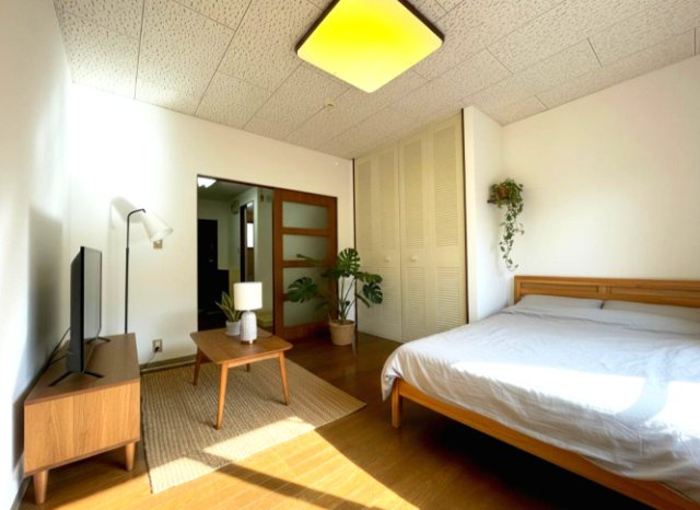 パルデンス泉中央の洋室|本画像はAIのCG作成イメージであり実際に現地に家具は置かれていません