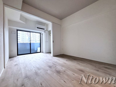 【居間・リビング】 | NorthGrande栄生(初回保証料無料&火災保険料1年分負担キャンペーン中) | こちらのリビングで趣味の時間をお楽しみください