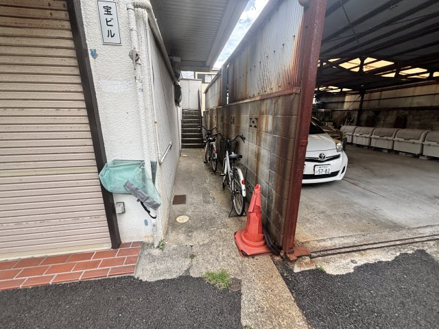 宝ビルのエントランス