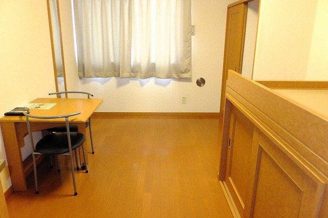 レオパレスエスポワールの居間・リビング|テーブルは折りたためるので、お部屋を広くお使いいただけます！