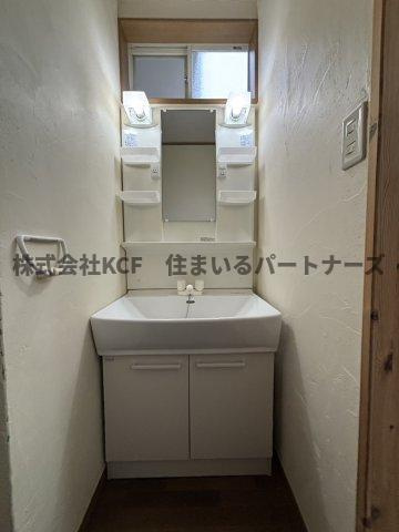 カスタムハイツの独立洗面台|独立洗面台、小物を置くことができて便利です