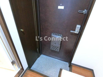 【玄関】 | アクティブパレス百合ヶ丘Ｂ－７ | 背の高い下駄箱で靴も収納できます。