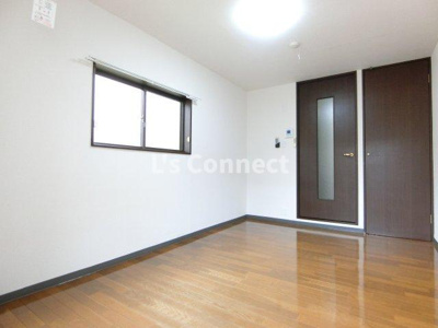 【居間・リビング】 | アクティブパレス百合ヶ丘Ｂ－７ | 角部屋で２面に窓があります。