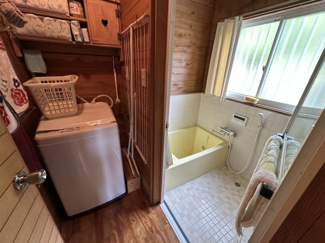 【浴室】 | 【商談中】広々とした芝の敷地が特徴の建物