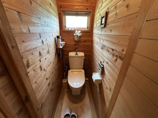 【トイレ】 | 【商談中】広々とした芝の敷地が特徴の建物