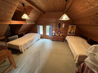 【洋室】 | 【商談中】広々とした芝の敷地が特徴の建物 | 2階の洋室