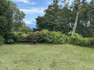 【庭】 | 【商談中】広々とした芝の敷地が特徴の建物