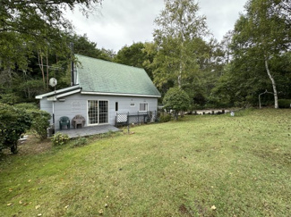 【庭】 | 【商談中】広々とした芝の敷地が特徴の建物