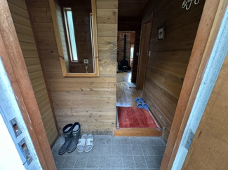 【玄関】 | 【商談中】広々とした芝の敷地が特徴の建物