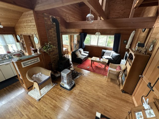 【居間・リビング】 | 【商談中】広々とした芝の敷地が特徴の建物