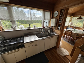 【キッチン】 | 【商談中】広々とした芝の敷地が特徴の建物