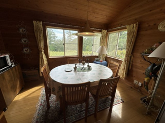 【居間・リビング】 | 【商談中】広々とした芝の敷地が特徴の建物