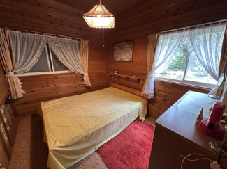 【洋室】 | 【商談中】広々とした芝の敷地が特徴の建物