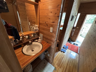 【独立洗面台】 | 【商談中】広々とした芝の敷地が特徴の建物