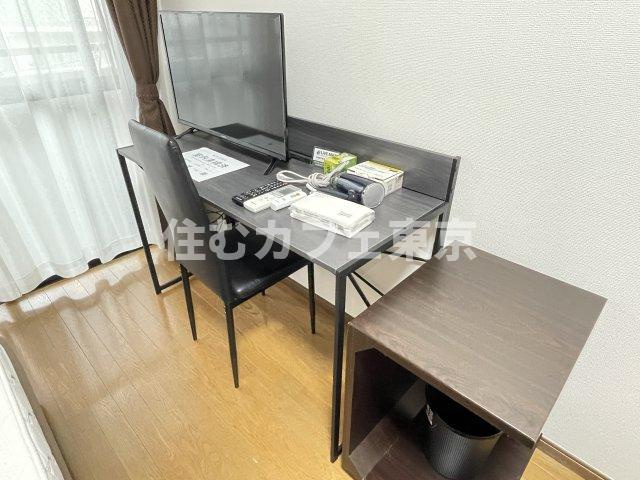 国立市富士見台４丁目の賃貸マンションの設備|机やテレビも備え付けです