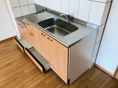 【キッチン】 | サンパステル | 足元にも収納あります