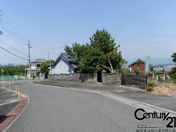 御所市大字小林の中古一戸建の前面道路含む現地写真|■現地撮影写真■ 前面道路６ｍと開放感があります！