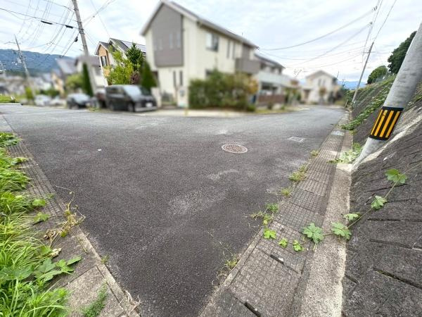 橋本市さつき台2丁目　中古戸建の前面道路含む現地写真