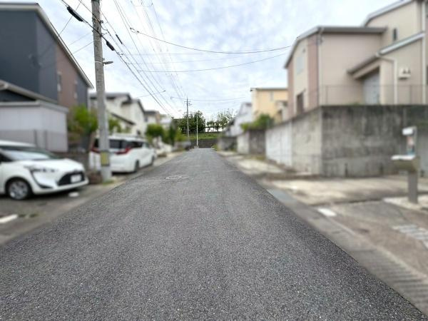 橋本市さつき台2丁目　中古戸建の前面道路含む現地写真