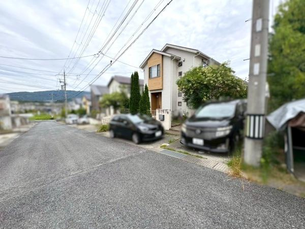 橋本市さつき台2丁目　中古戸建の前面道路含む現地写真