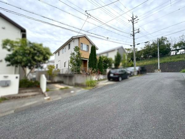 橋本市さつき台2丁目　中古戸建の前面道路含む現地写真