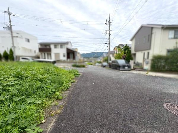 橋本市さつき台2丁目　中古戸建の前面道路含む現地写真