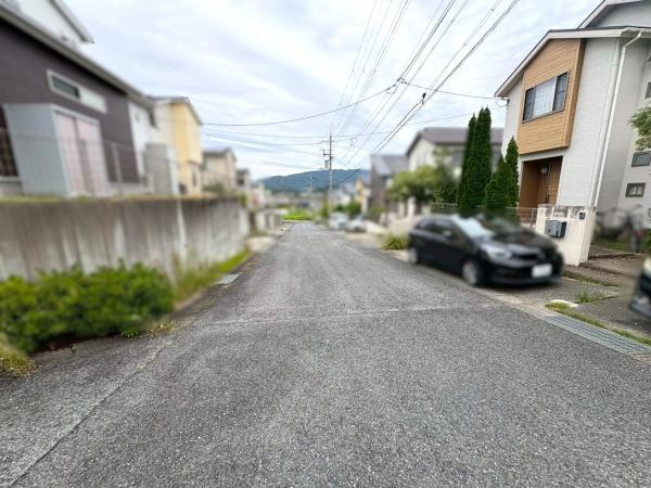 橋本市さつき台2丁目　中古戸建の前面道路含む現地写真