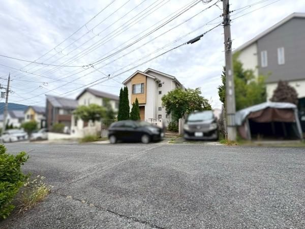 橋本市さつき台2丁目　中古戸建の前面道路含む現地写真