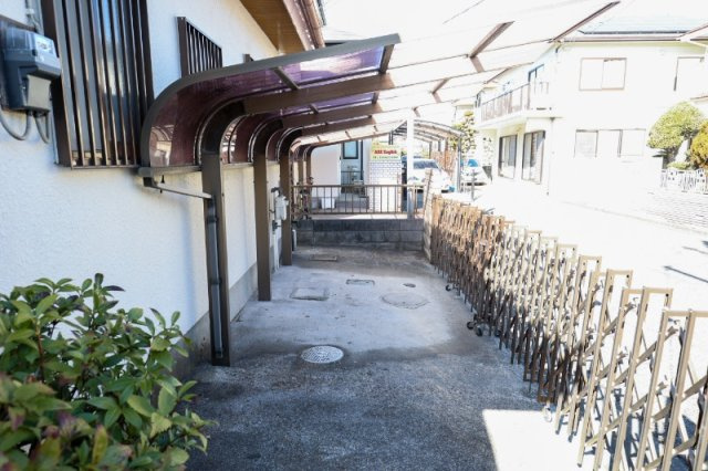 神鳥谷平屋戸建ての駐車場|カーポートがございます