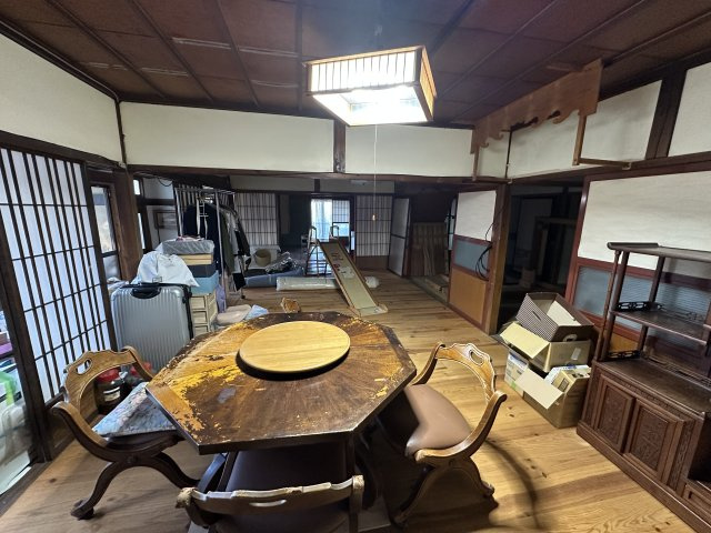 【北杜市須玉町江草】離れ古屋と家庭菜園付き物件の居間・リビング|母屋の居間