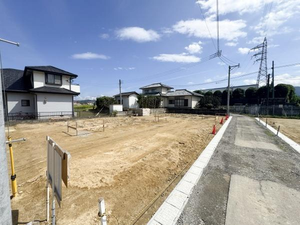 センチュリータウン坂ノ市西ⅢＣ　新築の前面道路含む現地写真|前面道路含む現地(2025年10月撮影)