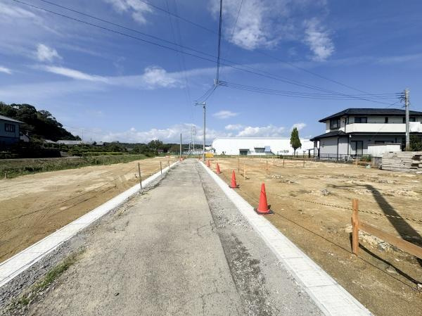 センチュリータウン坂ノ市西ⅢＣ　新築の前面道路含む現地写真|前面道路含む現地(2025年10月撮影)
