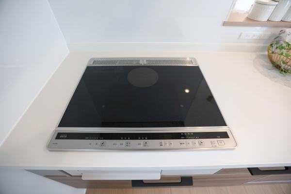 センチュリータウン坂ノ市西ⅢＮ　新築のキッチン|キッチンシンクが広々としており作業がしやすい設計です。カウンター部分は物の置き場所としても活用できます。リビングと一体感のあるキッチン空間です。