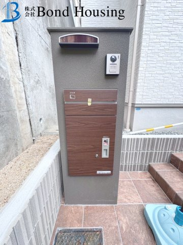 屋上ルーフバルコニーあり・WIC等収納豊富　千鳥が丘3丁目の玄関