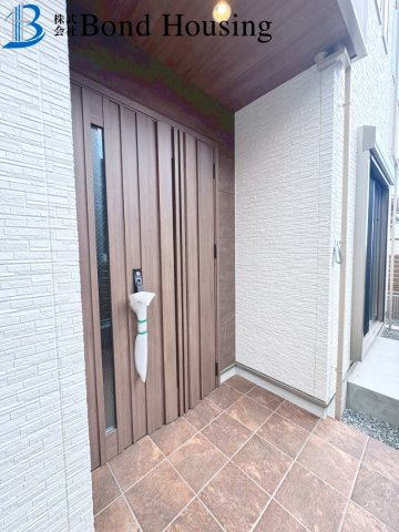 屋上ルーフバルコニーあり・WIC等収納豊富　千鳥が丘3丁目の玄関