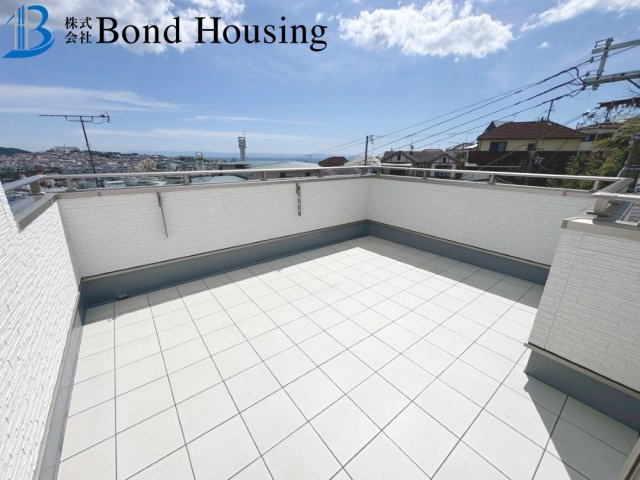 屋上ルーフバルコニーあり・WIC等収納豊富　千鳥が丘3丁目のバルコニー