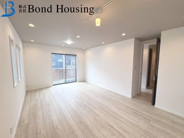 屋上ルーフバルコニーあり・WIC等収納豊富　千鳥が丘3丁目の居間・リビング