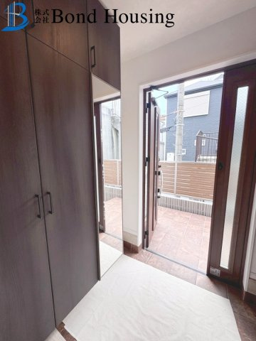 屋上ルーフバルコニーあり・WIC等収納豊富　千鳥が丘3丁目の玄関