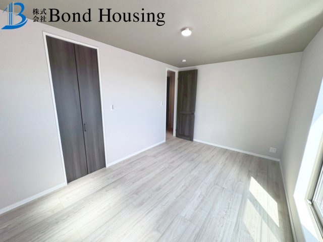 屋上ルーフバルコニーあり・WIC等収納豊富　千鳥が丘3丁目の洋室