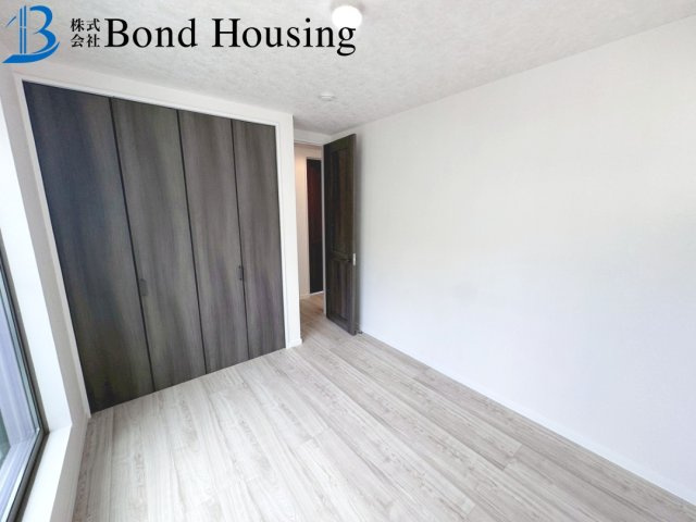 屋上ルーフバルコニーあり・WIC等収納豊富　千鳥が丘3丁目の洋室