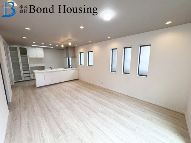 屋上ルーフバルコニーあり・WIC等収納豊富　千鳥が丘3丁目の居間・リビング