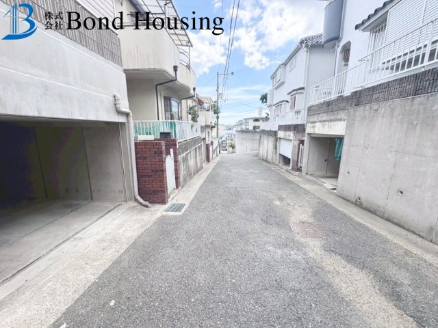 屋上ルーフバルコニーあり・WIC等収納豊富　千鳥が丘3丁目の前面道路含む現地写真