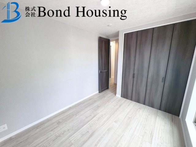 屋上ルーフバルコニーあり・WIC等収納豊富　千鳥が丘3丁目の洋室