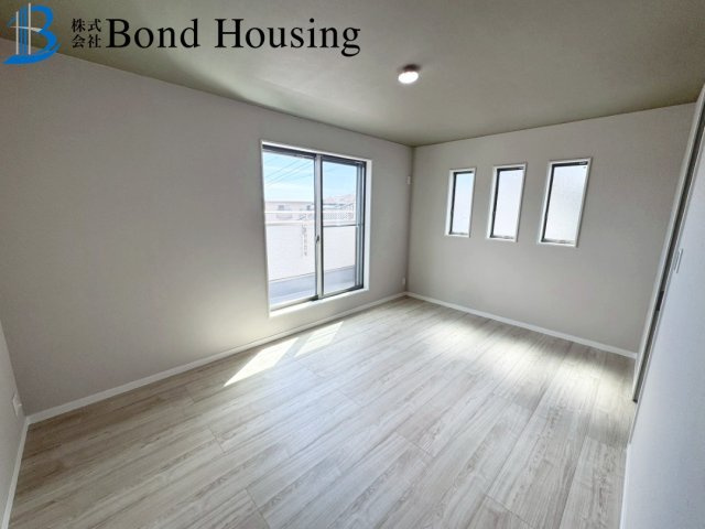 屋上ルーフバルコニーあり・WIC等収納豊富　千鳥が丘3丁目の洋室