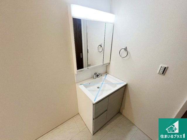 明石市魚住町西岡　第21期　新築一戸建ての独立洗面台|清潔感のある洗面台です。フラットな鏡は掃除がしやすく毎日清潔！鏡裏には収納があるのでスッキリとした洗面台が保てます。