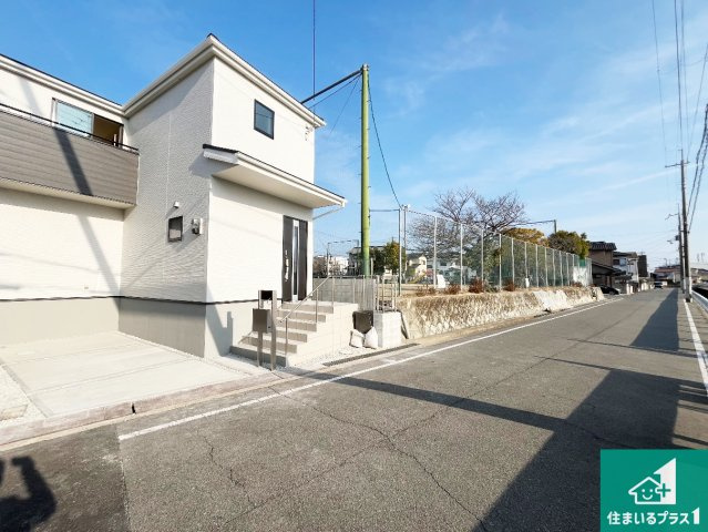 明石市魚住町西岡　第21期　新築一戸建ての前面道路含む現地写真|周辺は閑静な住宅街！前面道路広々で車の出し入れも便利です。駐車が苦手な方でも安心して車庫入れできます！